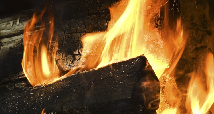 El fuego, o combustión, requiere una fuente de ignición y dos reactivos: un combustible y un oxidante.