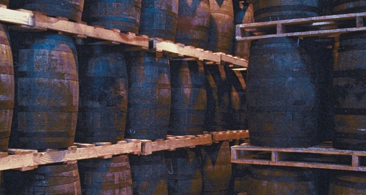 La FDA requiere que todos los bourbones en los Estados Unidos se añejen en barriles nuevos, carbonizados, estadounidenses y de roble blanco.