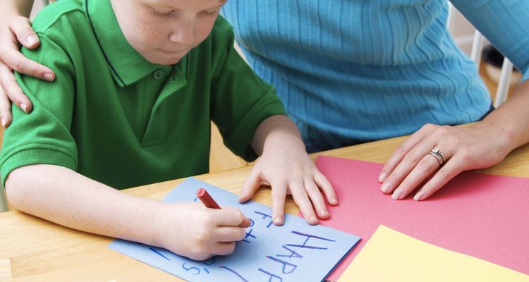 Actividades divertidas para escribir mantienen el interés del niño.