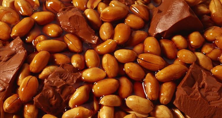 Las barras de chocolate similares a las Snickers tienen chocolate, caramelo y maní.
