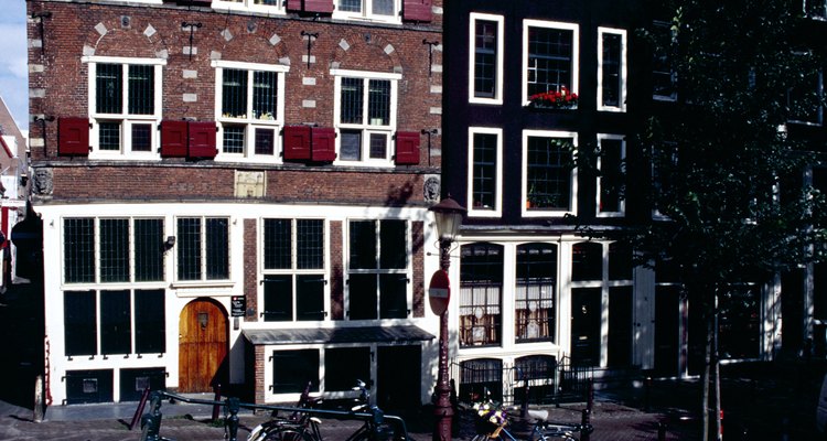 Puedes combinar la navegación en bote con un paseo en bicicleta mientras admiras las mejores vistas de Holanda,