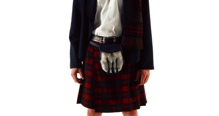 Originário da Escócia, kilts são saias plissadas para homens