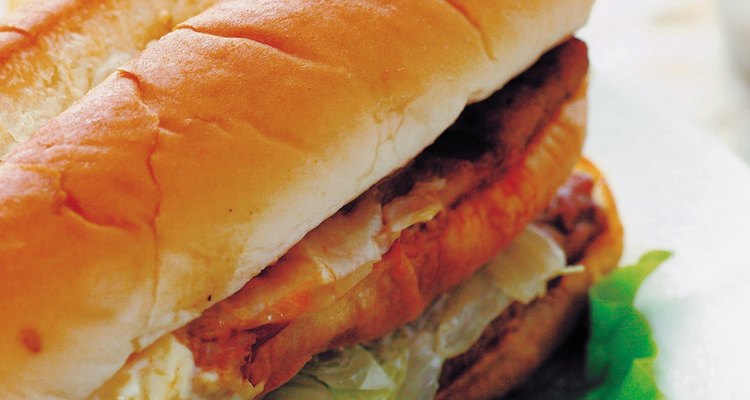 Mezcla carne, queso y vegetales para hacer un sandwich tipo Subway.