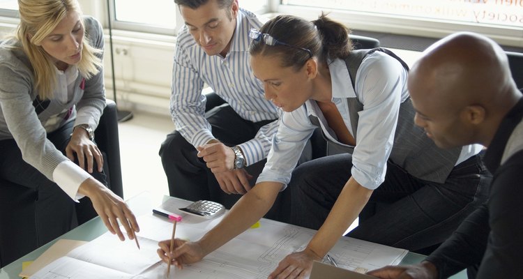 O termo organização comercial é geral e se aplica a qualquer grupo cujo objetivo é gerar lucro