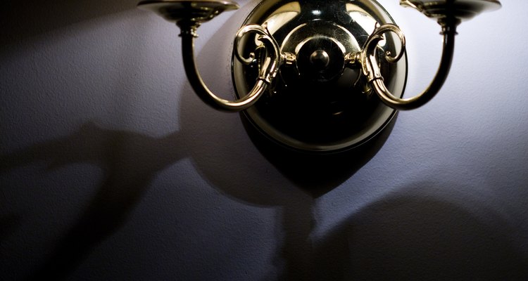 Un nuevo dispositivo de iluminación puede rejuvenecer la decoración de una habitación.