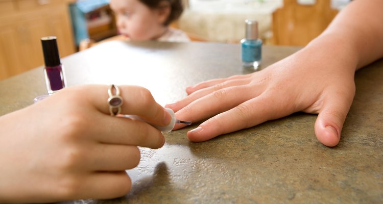 Anunciante aleatorio Esquivo Cómo hacer un esmalte de uñas seguro para los niños