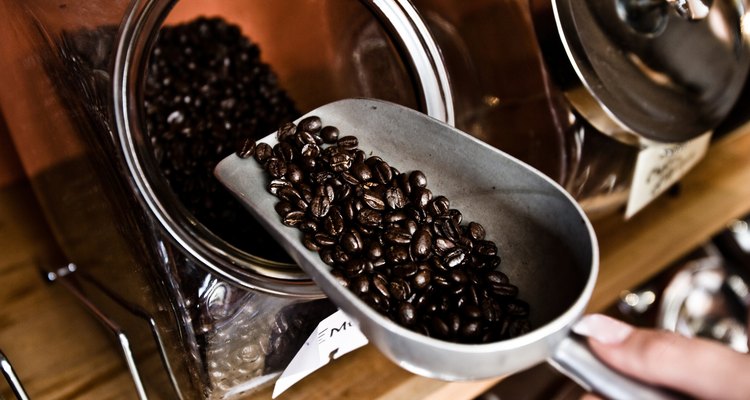 Es probable que estos brillantes granos de café tengan un tostado obscuro.