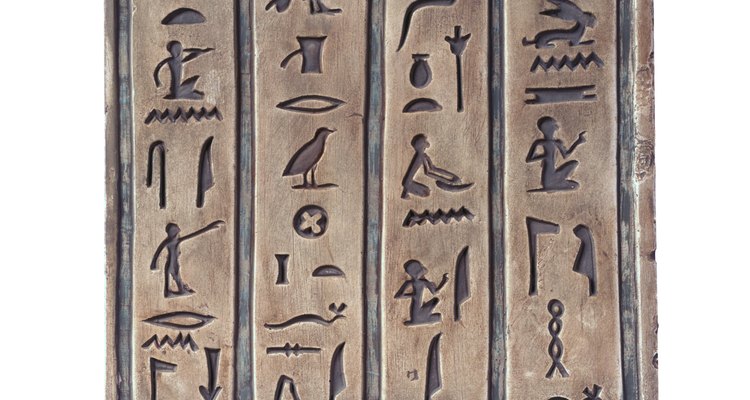 Hieróglifos egípcios usam tanto pictogramas quanto ideogramas