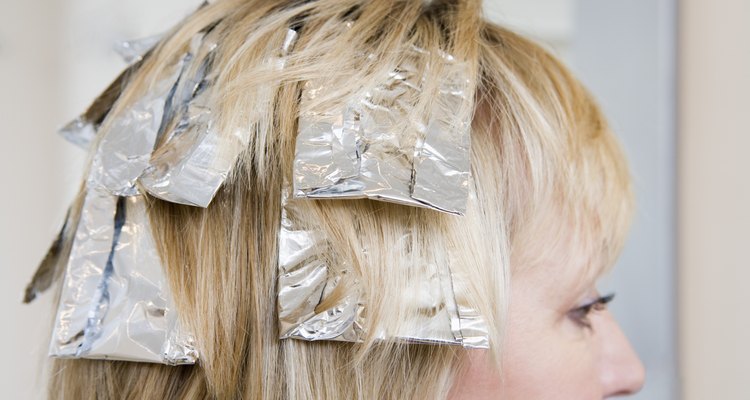 Con algunas hojas de papel de aluminio puedes agregarle drama y profundidad a tu color de cabello.