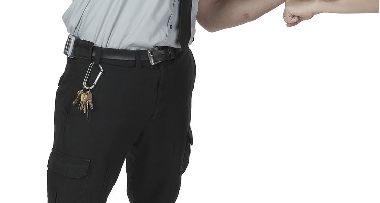 Un oficial de policía puede ser el que lo obligue.