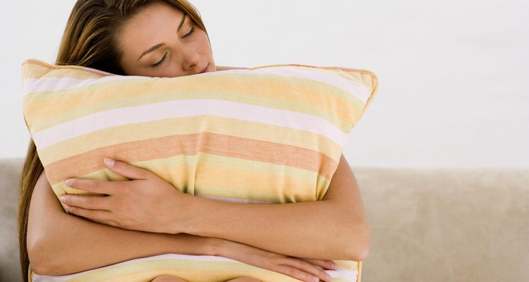 Se o calor do seu corpo não for suficiente, use uma fonte de calor externa para amaciar o seu travesseiro