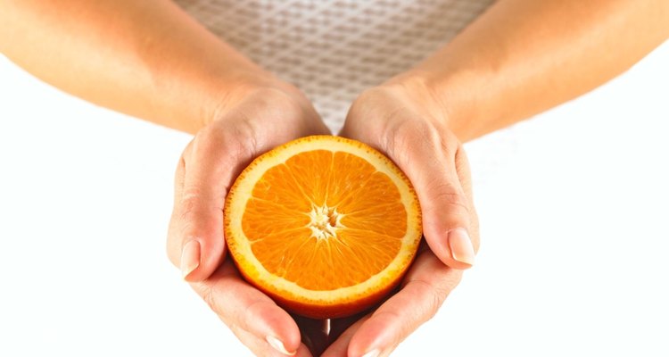 Es necesario quebrar la estructura de la naranja para extraer más jugo.
