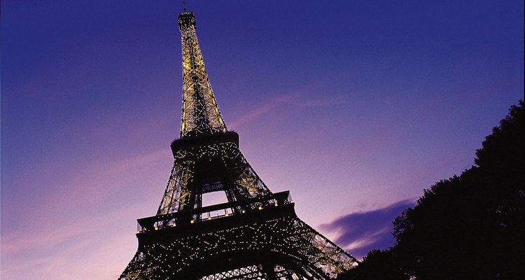 Vista da Torre Eiffel durante o pôr do sol