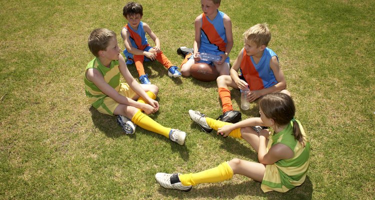 Alienta a tu adolescente a participar en un deporte de equipo para lograr interacción social y actividad física.