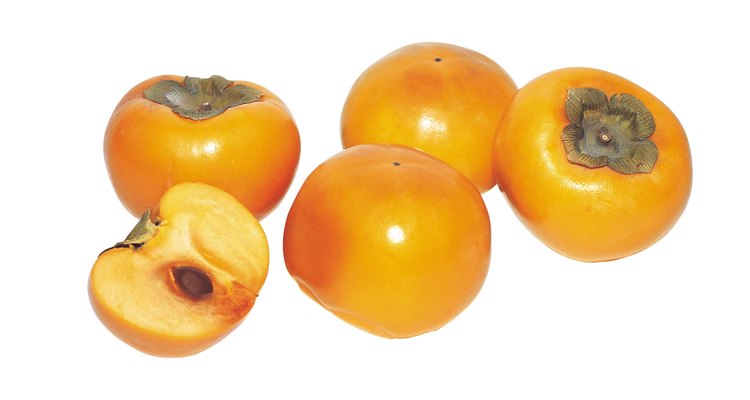 Las caquis fuyu son naranja y con forma similar a las calabazas.