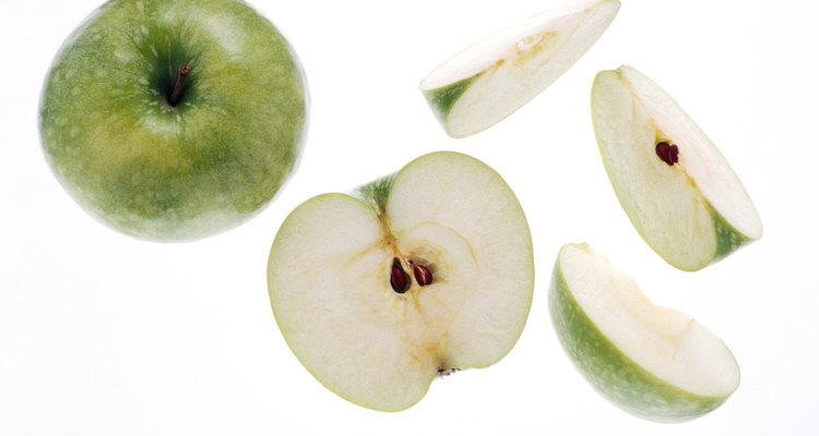 Corta una manzana y muéstrales a los niños las distintas parts del interior de la manzana.