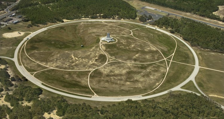 The Wright Brothers National Memorial está en Kill Devil Hills, Carolina del Norte, a 4 millas (6 km) de Kitty Hawk.