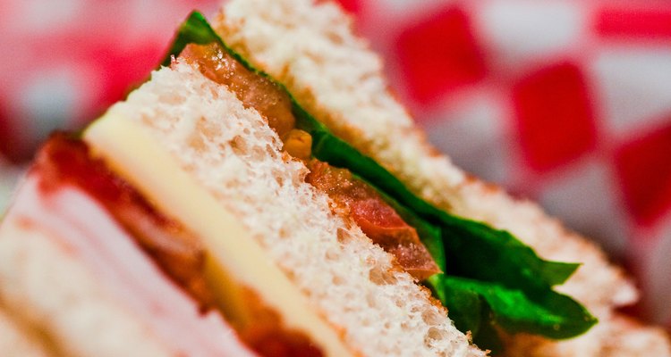 Sanduíches incrementados são fáceis de comer na frente da TV