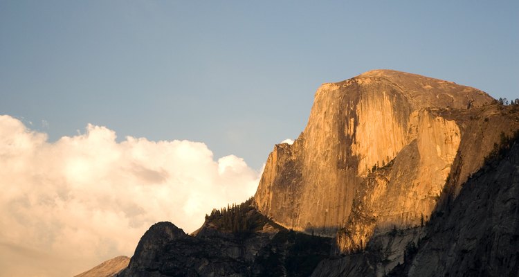 La ladera emblemática de Half Dome domina Yosemite Valley.