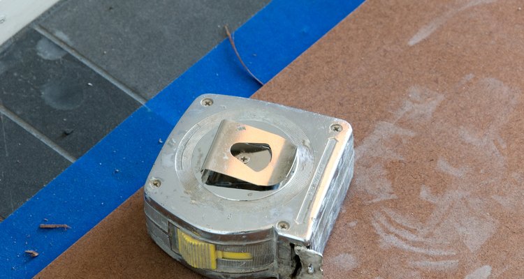 Usa una cinta métrica para verificar el área de tu patio.