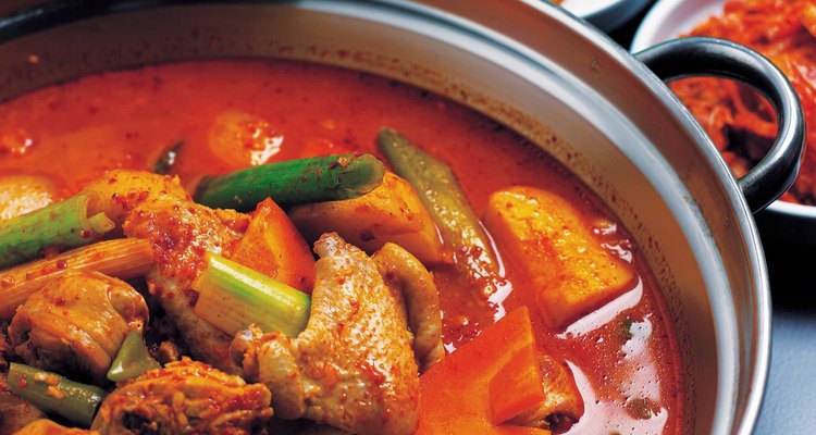 La pasta de curry rojo es esencial en los platos de curry tailandés, aunque el curry en polvo puede ser sustituido.