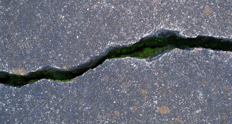 Rachaduras profundas no concreto podem indicar problemas estruturais na placa