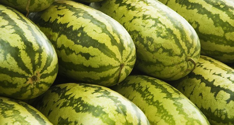 Primeiro lave bem a fruta com água corrente