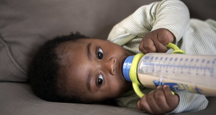 Los biberones de la hora de dormir ayudan a algunos bebés a dormir por la noche.