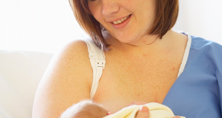 Un recién nacido puede dormir más profundamente luego de una alimentación a demanda