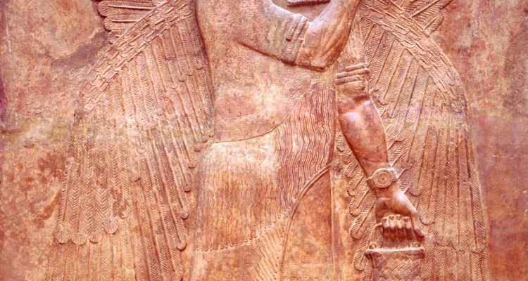 Una escultura mesopotámica en relieve de un sabio alado que representa al árbol de la vida.
