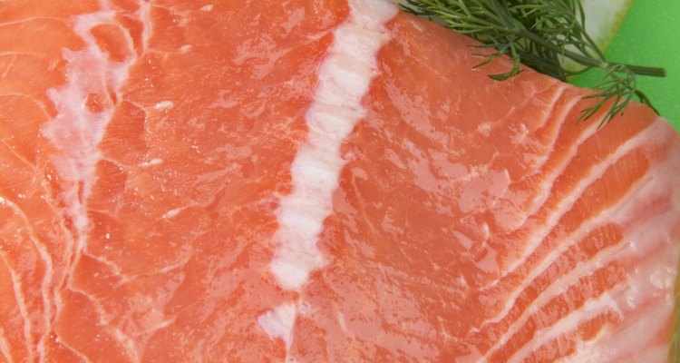 Sirve los filetes de salmón con rodajas de limón fresco.
