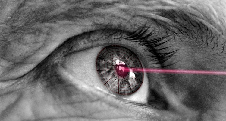 Los tatuajes de cejas crean la ilusión óptica de cejas gruesas y llenas.