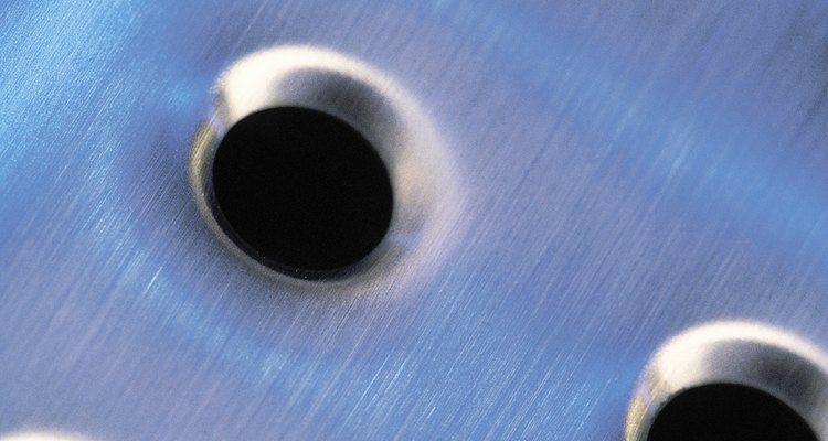 El adhesivo epoxi plástico Loctite, aunque principalmente se usa para unir superficies de plástico, puede funcionar igual de bien en aluminio y acero.