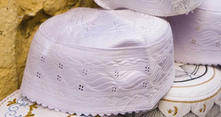 É possível usar um chapéu kufi como traje religioso ou acessório de moda