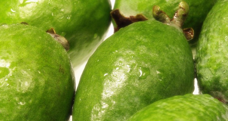 La guayaba es una fruta con forma de pera.