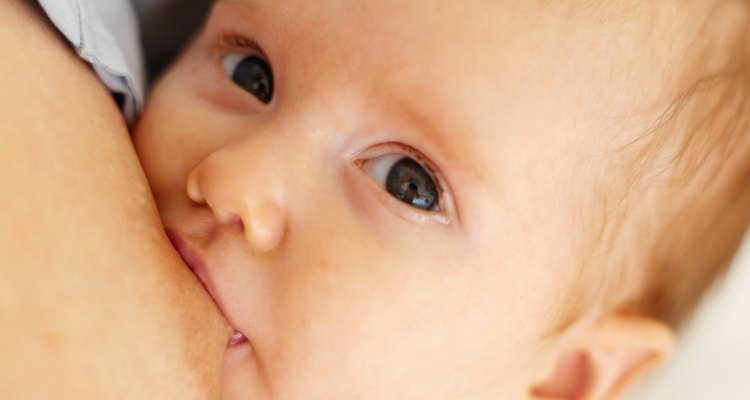 El contacto piel a piel y de los ojos que se produce durante la lactancia materna también ayuda a establecer un vínculo.