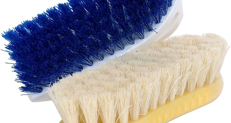 Esfregando os produtos certos é possível tirar manchas de pisos de cimento