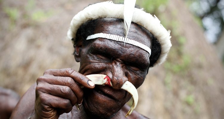 Membros de tribos africanas fazem piercings para refletir sua personalidade e espiritualidade