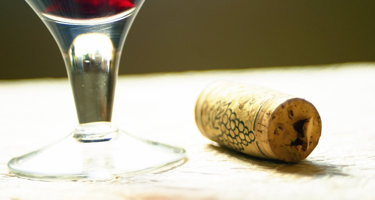 Aunque muchos podrían temblar ante la idea de combinar un vino tinto con pescado, los tintos ligeros no se superponen al salmón.