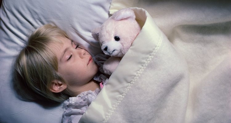 Los niños suelen mojar la cama por que están en un sueño profundo y no sienten la necesidad de orinar.