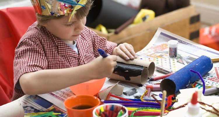 Un niño haciendo un proyecto de artesanía.