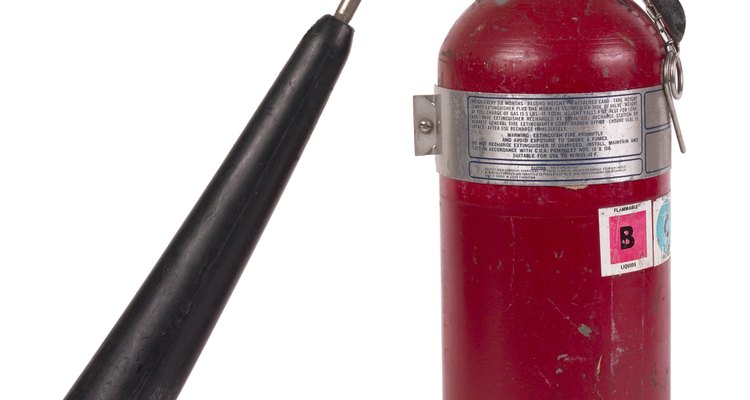 Mantén un extintor de fuego a la mano para evitar que un fuego pequeño envuelva una casa.