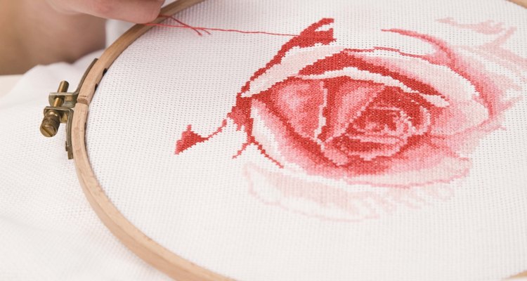 Use um bastidor para ajudá-la a manusear melhor o seu bordado