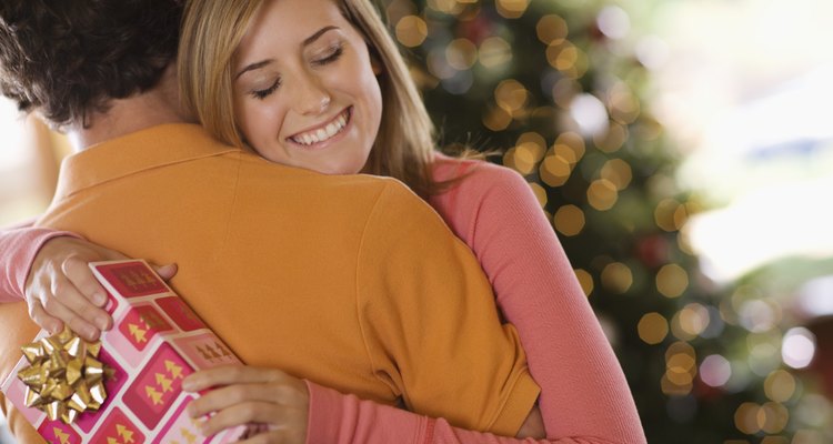 Decir 'gracias' junto con una abrazo es una forma cordial de agradecer a un amigo o un familiar.