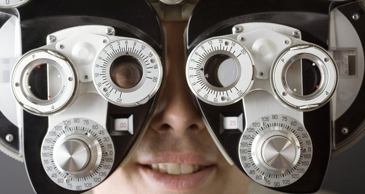 Un optometrista examina la visión y prescribe lentes.