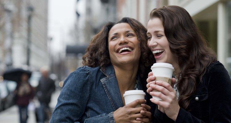 Dos mujeres riendo