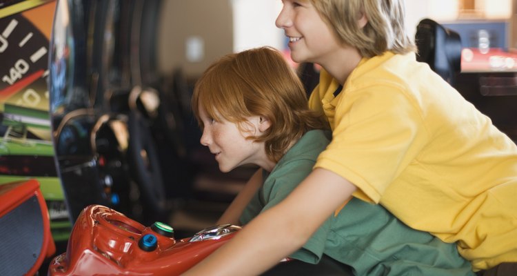 Los traviesos adolescentes pueden entretenerse por horas en las salas de juegos de video.