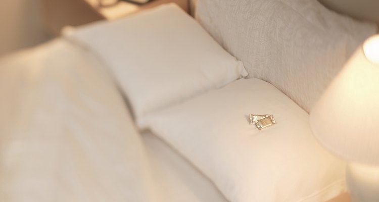 Las almohadas de plumas limpias agregarán comodidad a tu cama.