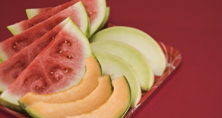 O melão fresco é verde-claro, ao contrário da melancia que fica vermelho-rosada e o cantalupo alaranjado