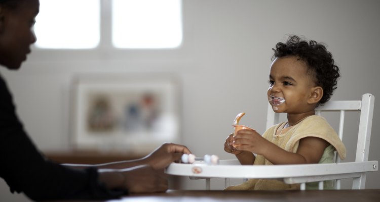 Tu bebé puede mostrar que está listo para los alimentos agarrando sus utensilios.